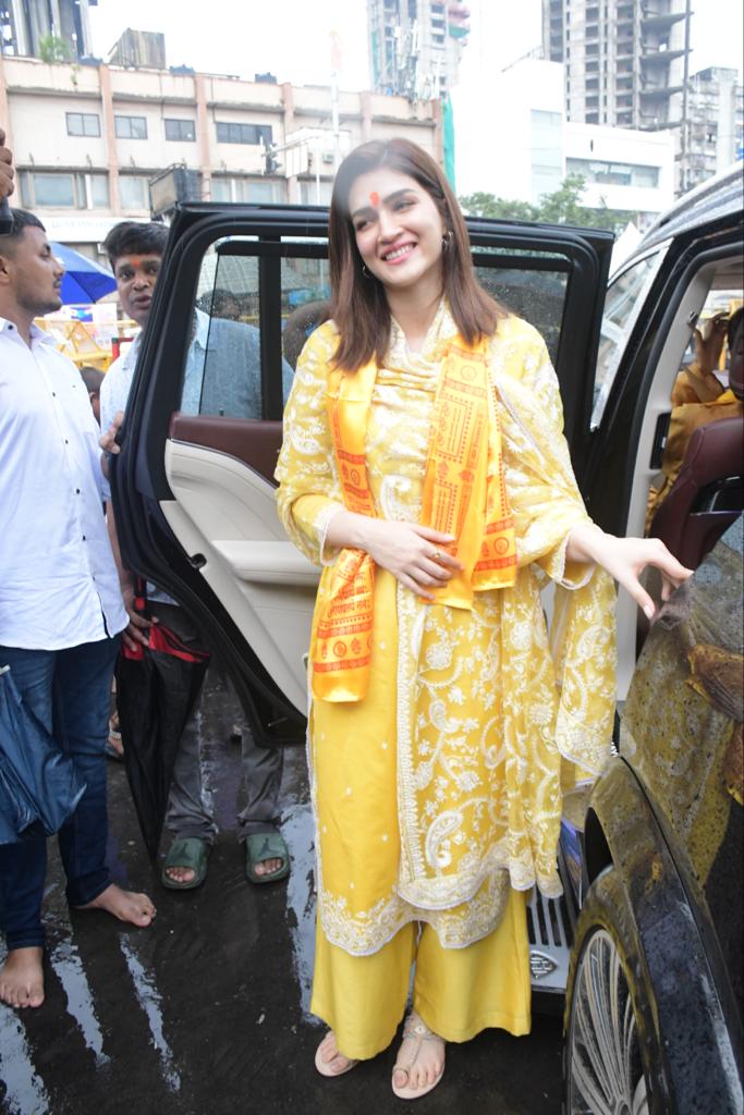 She looked absolutely lovely in this yellow salwar set.